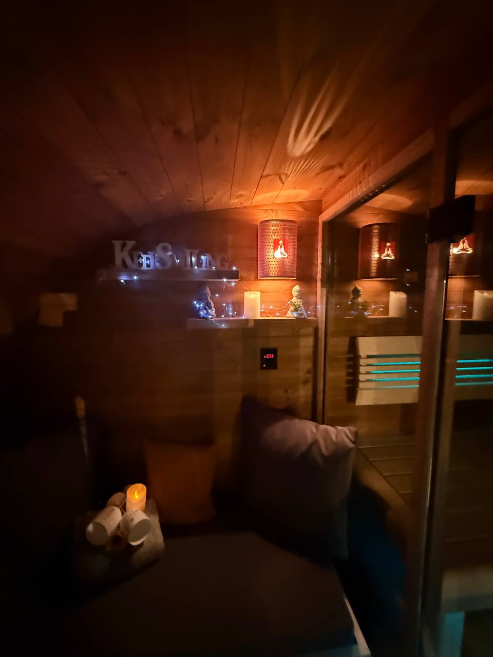 Palkkio Fasssauna Vorraum mit Deko, Spiegel und Lichterkette